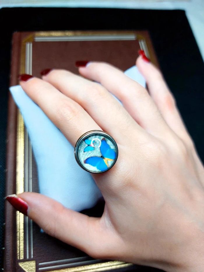 Magnifique bague ajustable vintage fantaisie, avec cabochon papillon