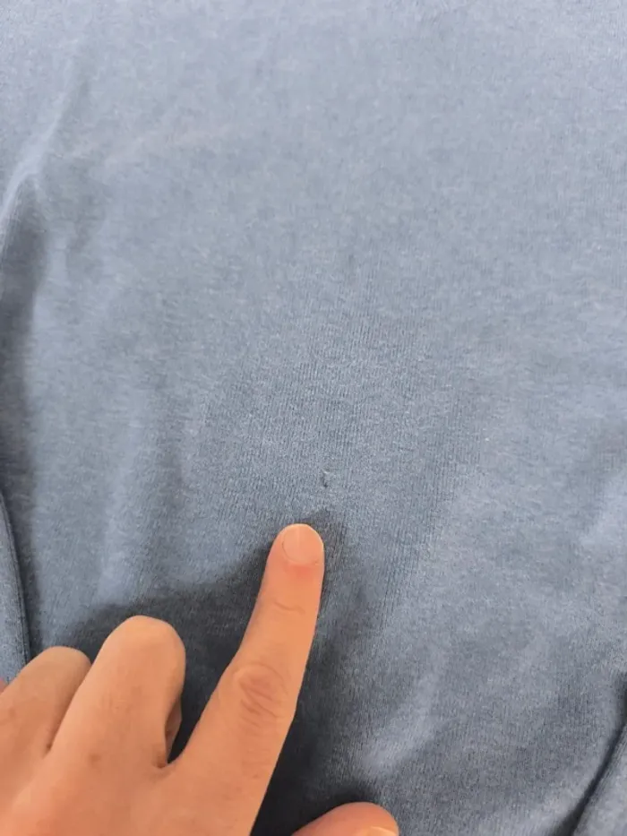 Magnifique pull col V bleu logo jaune Polo Ralph Lauren homme L une petite tâche devant - photo numéro 4