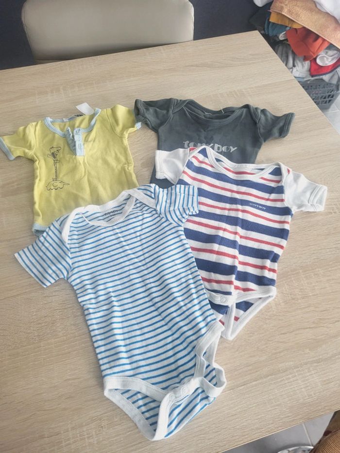 Lot bodies 3 mois