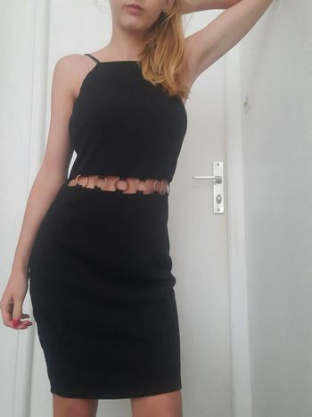 Robe noir chic avec œillet