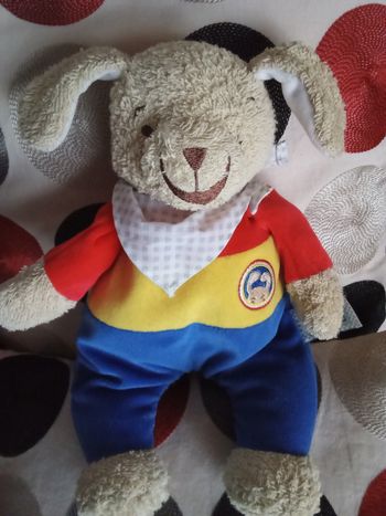 Doudou peluche Envog chien  ours beige marron clair haut rouge jaune bleu vintage ancien  peluche doudou chien  Envog S.C Galec  BP  23 92132 Issy les Moulineaux marque utilisée par Leclerc d'occasion