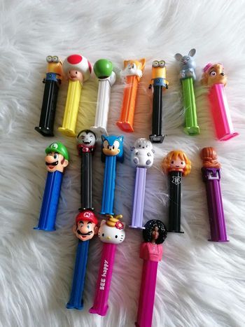 16 distributeur de bonbons PEZ 