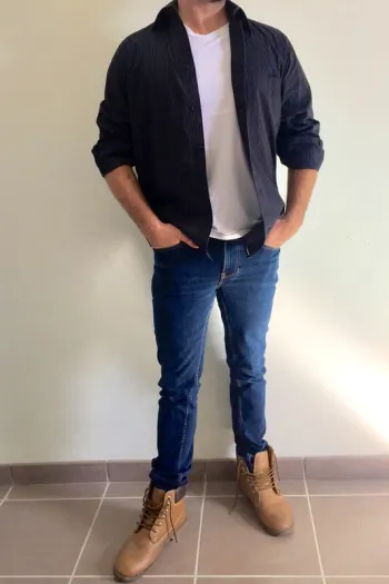 Chemise noire avec rayures blanches