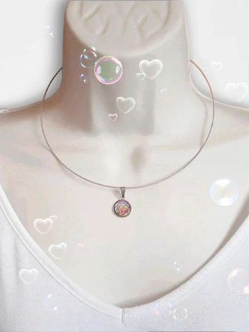 Collier ras de cou pendentif rond rose pastel écaille holographique inox 🇨🇵 Fabrication Artisanale