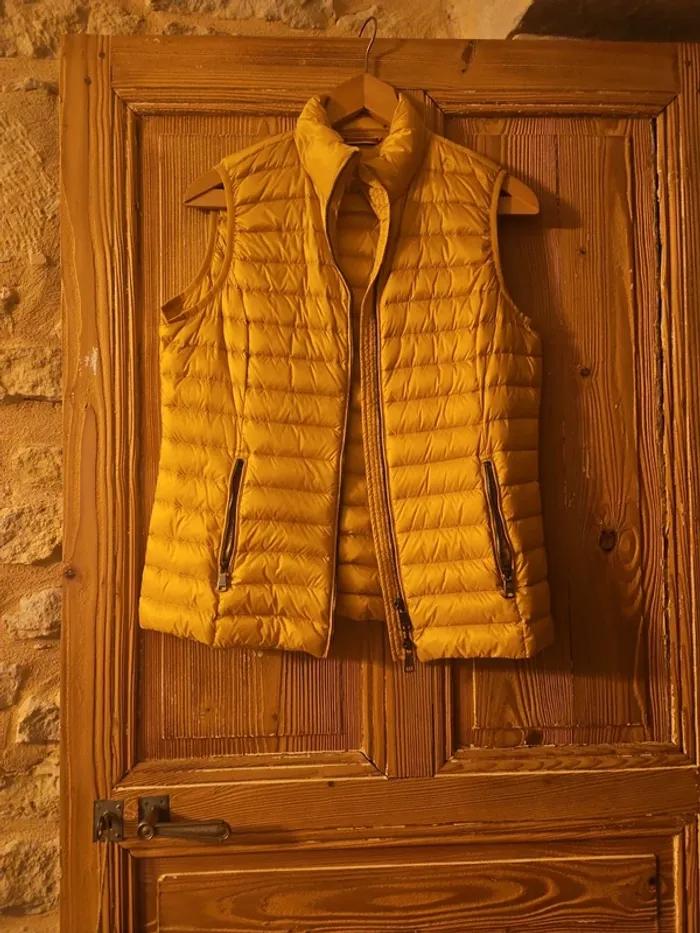 Doudoune sans manche jaune.