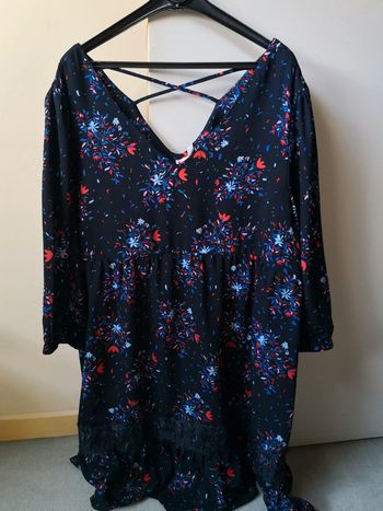 Robe bleue à fleurs