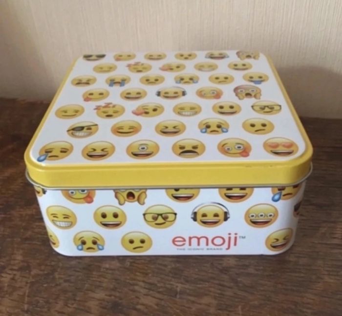 lot « Emoji - Smiley » : boîte métallique, livre et bougies - photo numéro 2
