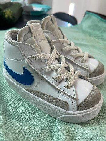 Basket montante blanche et bleu