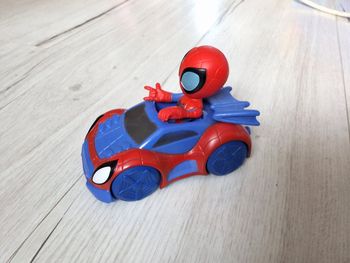 Jouet Spidey figurine 10 cm et son véhicule voiture 13 x 7 cm