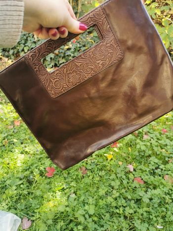 Sac à main marron en simili cuir poignées à motifs