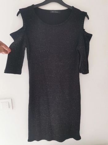 Robe paillettée et épaules ouvertes