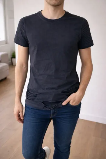 T-shirt Noir Style Destroy – Look Tendance & Audacieux 🖤 - taille S