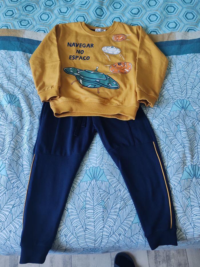 Jogging bleu marine et moutarde
