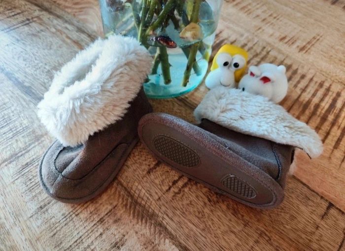 Jolie petite paire de bottines fourrées bébé 6-12 mois