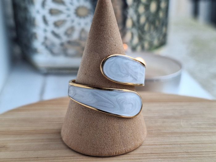 Bague Doré ouverte, avec du nacre blanc, Elégant et Minimaliste, Ajustable - photo numéro 2