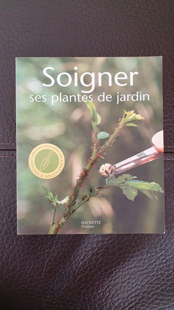 Livre " Soigner ses plantes de jardin " de chez Hachette pratique