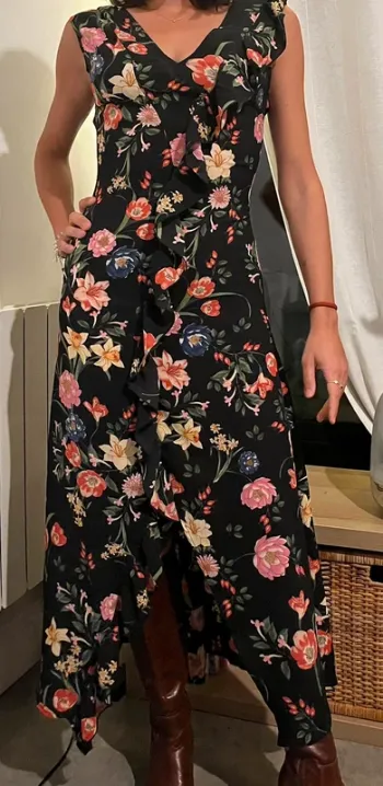 Magnifique robe en longue avec jupe ouverte en bas et volant