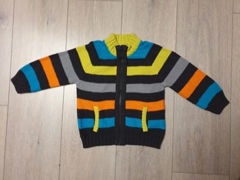 Gilet coloré. Garçon 23 mois. Marque Orchestra