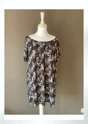 Robe à clous  avec motifs