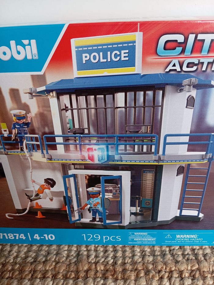 Playmobil station de police  neuf
