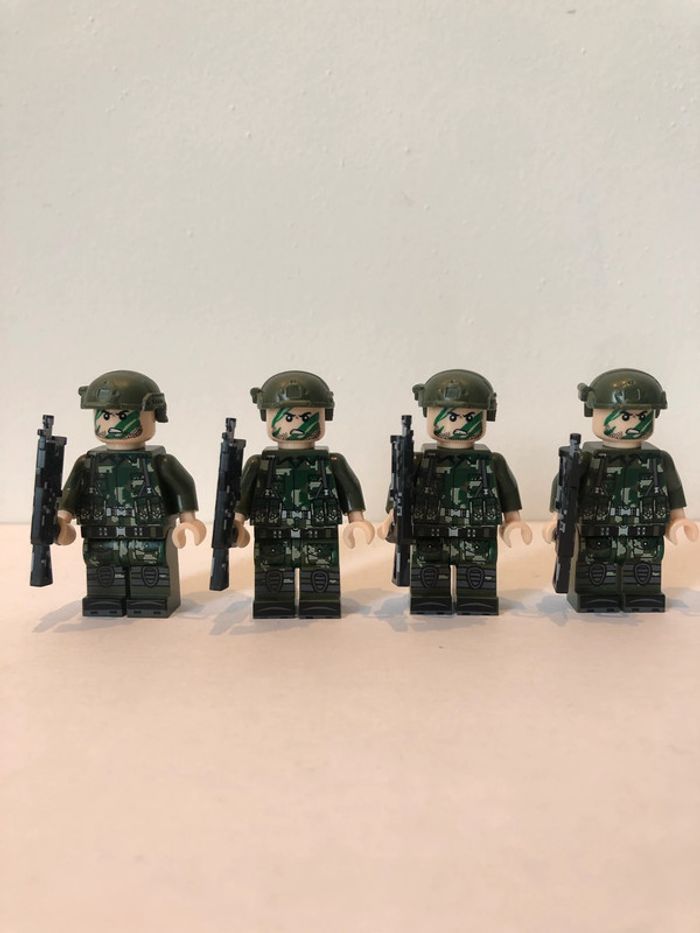 Figurine type lego 4 militaires en tenue de camouflage. Soldats
