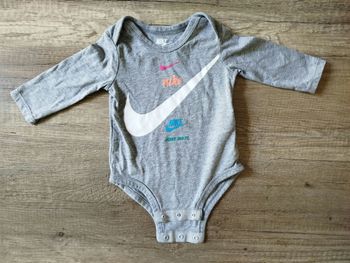 Magnifique bodie Nike mixte neuf