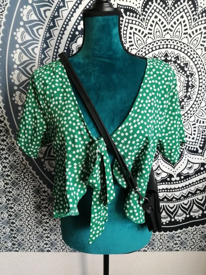 Top peplum vert motifs fleurs blanches avec lien à nouer / shein / (L)