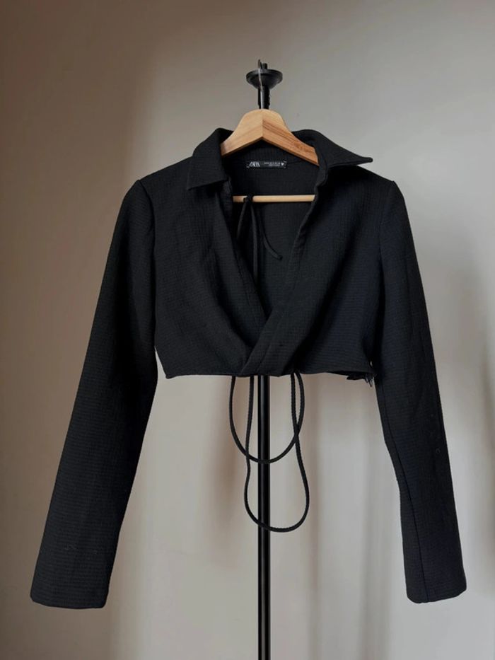 Top crop col chemise noire manches longues M Zara