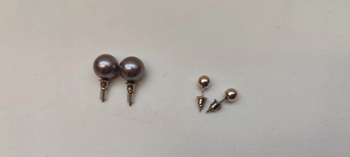Lot de deux paires de boucles d'oreilles perles grise