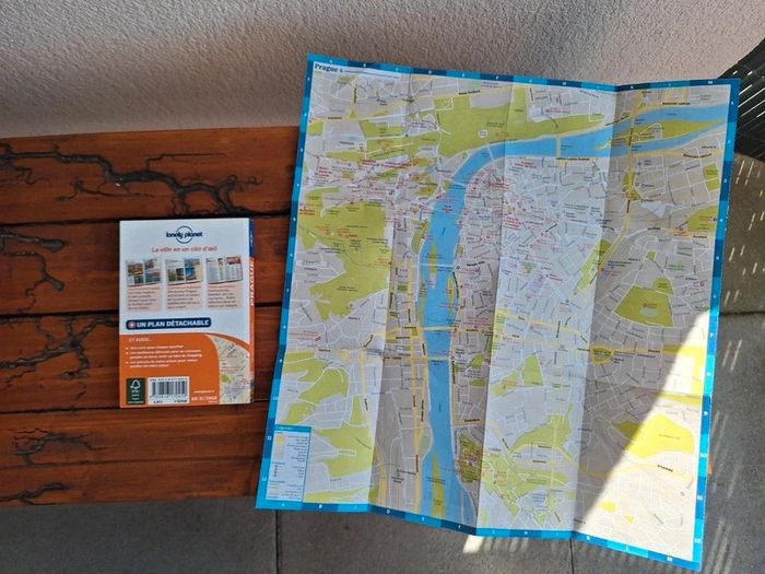 Guide touristique Prague + Carte – Lonely Planet (5e édition) - photo numéro 2