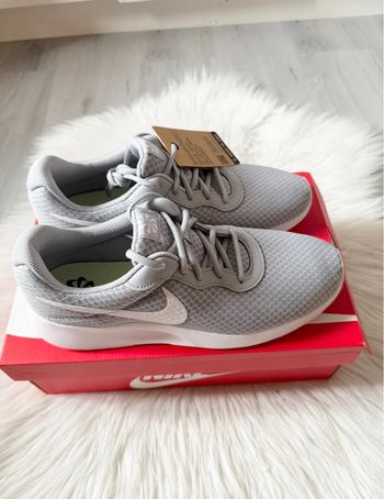 Baskets Nike Tanjun – Taille 44,5 – Gris clair/Blanc – Neuf avec étiquette