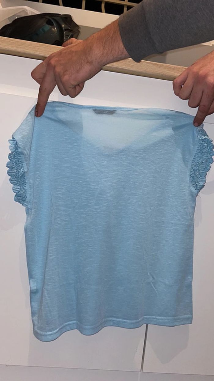 Tee shirt bleu et dentelle - photo numéro 3