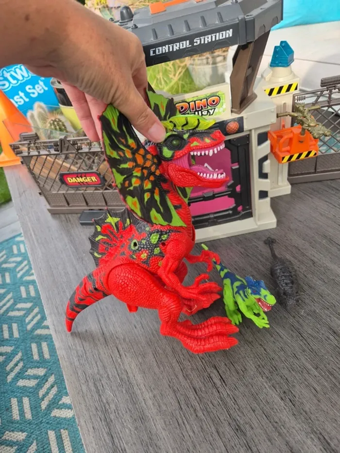 Dinosaures avec station de contrôle - photo numéro 3