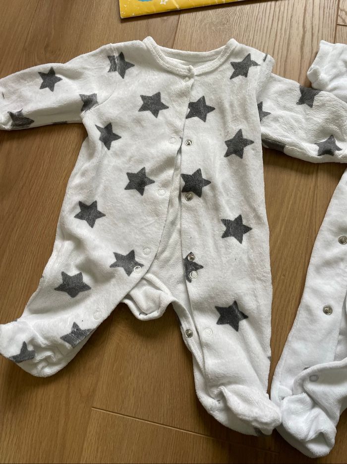 2 pyjamas 1 mois - photo numéro 4
