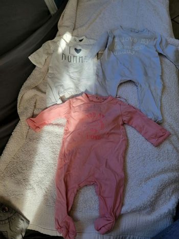 Lot de 3 pyjamas et 2 bodies 1 mois fille