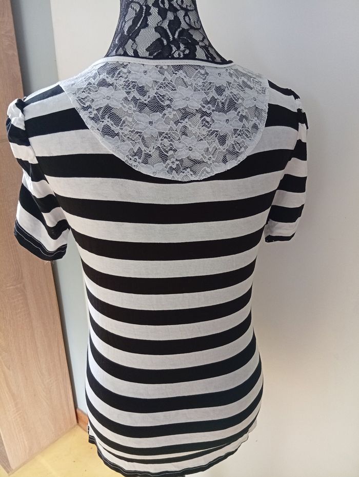 Joli tee-shirt avec p'tite dentelle à l' arrière - photo numéro 5