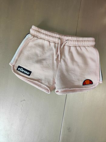 Short fille