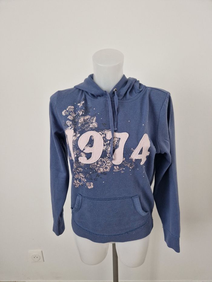 Sweat à capuche bleu avec inscription Mim