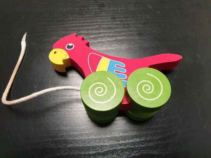 Petit perroquet en bois à roulettes - photo numéro 2