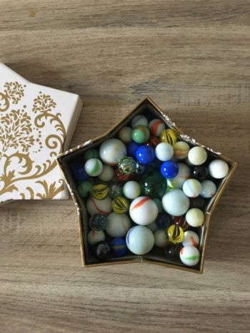1 petite boîte de billes
