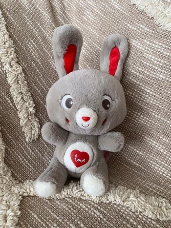 Peluche doudou 20cm Gispy lapin gris et rouge coeur love parfait état