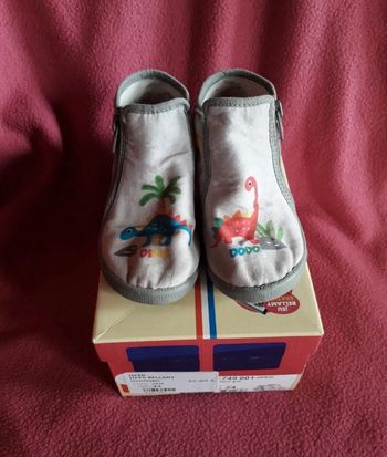 Chaussons dinosaures pointure 24