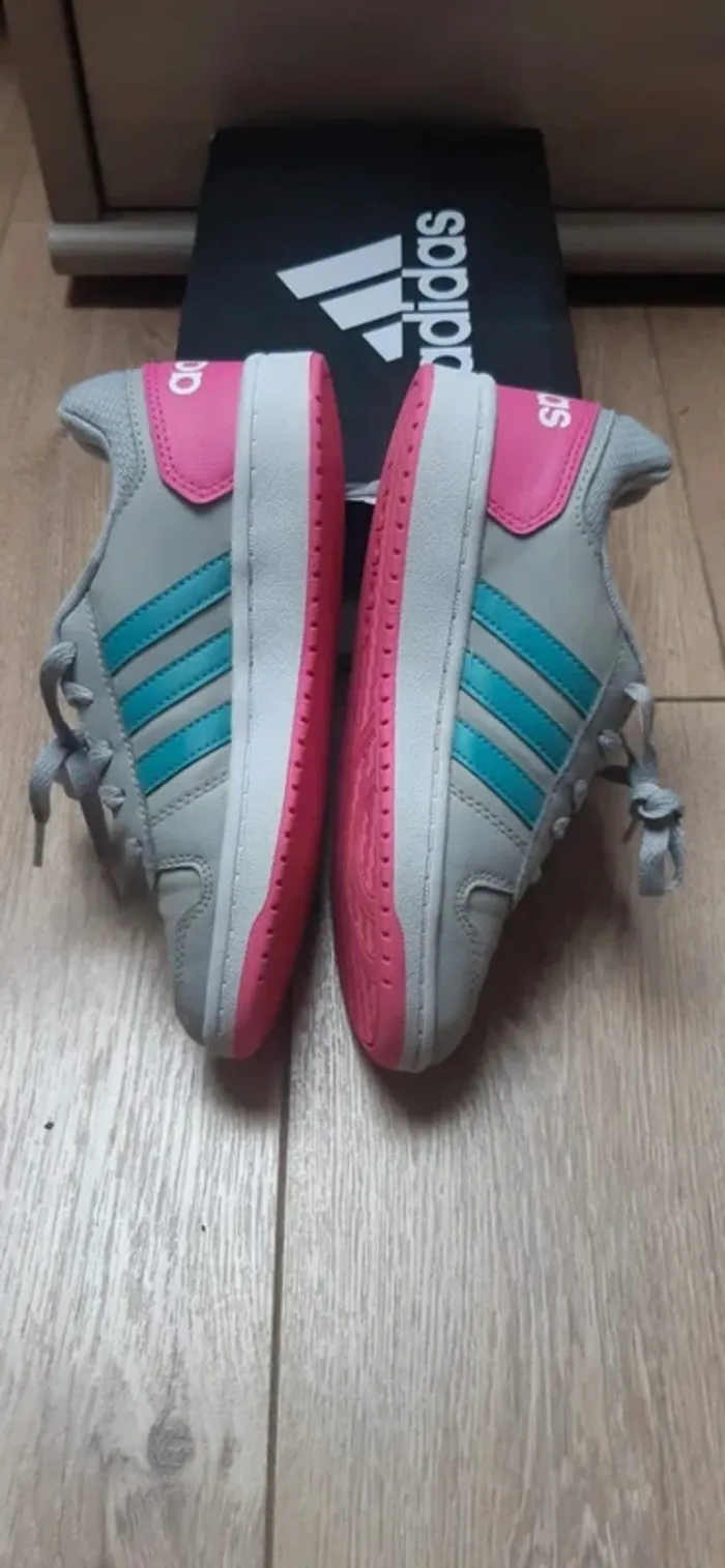 Chaussures baskets adidas "hoops" pointure 35 état neuves - photo numéro 3