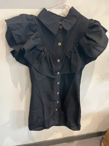 Robe noire volants