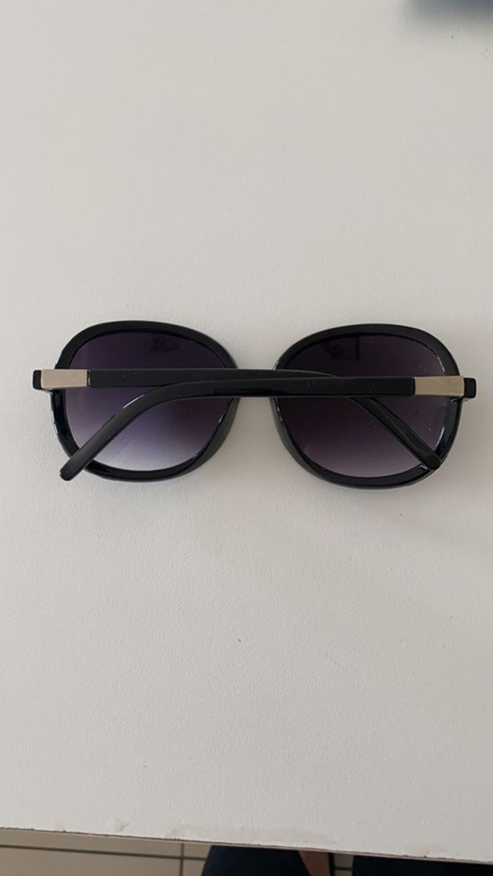 Belle paire de lunette de soleil - photo numéro 2