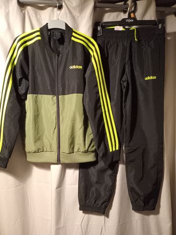 Ensemble adidas taille 9/10ans comme neuf