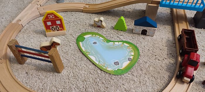 Joli circuit de petit train en bois Brio et Delta - photo numéro 3