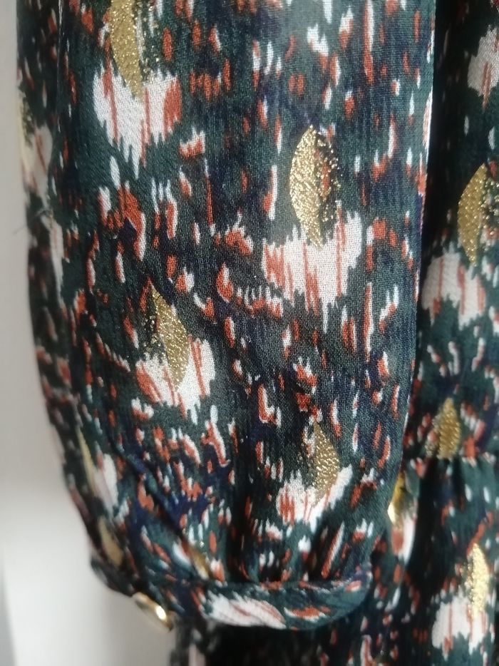 Jolie robe verte à motifs dorés - photo numéro 5