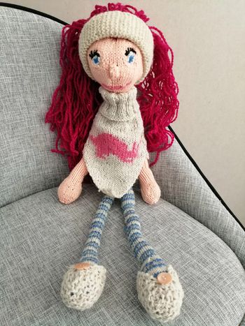 Poupée tricotée à la main