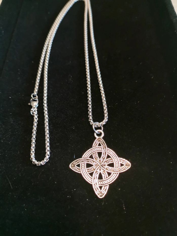 Collier et pendentif spirituel noeud de sorcière